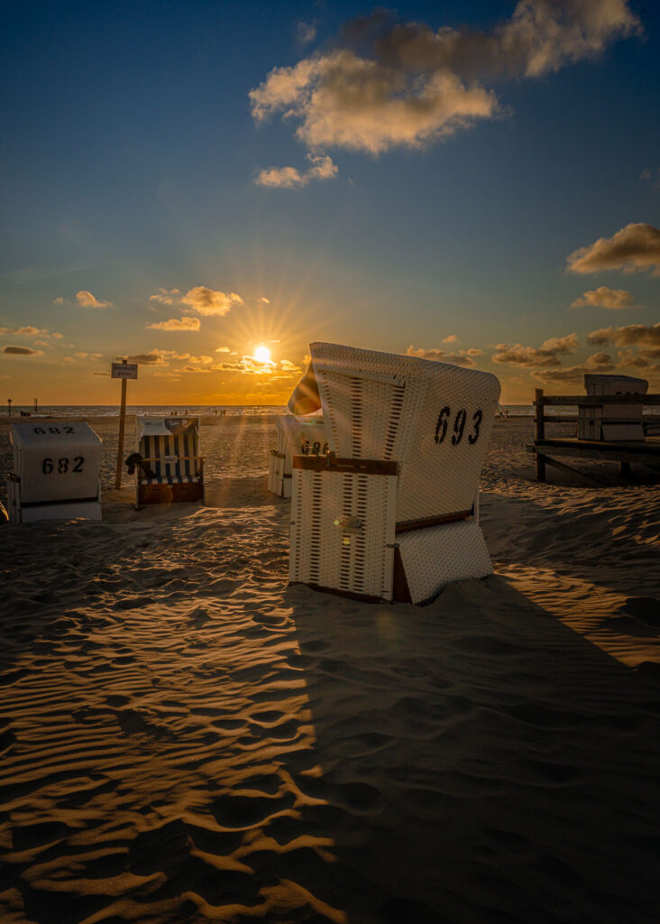 Strandkörbe im Sonnenuntergang