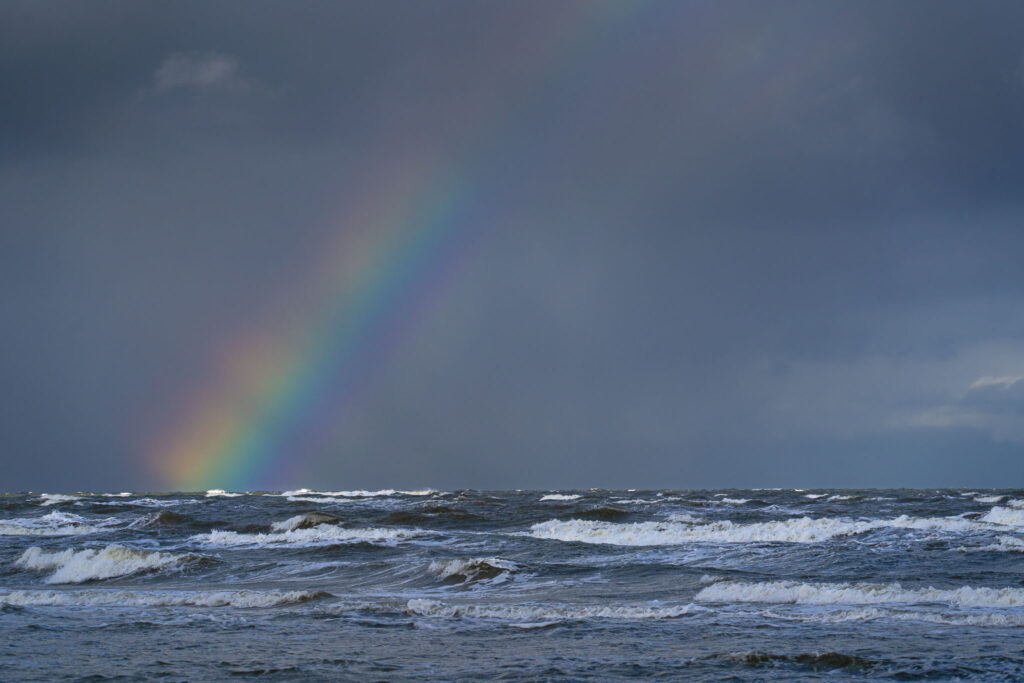 Stürmische See mit Regenbogen