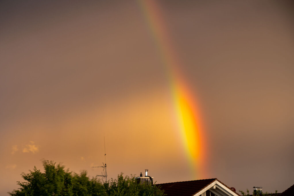 Regenbogen über den Häusern