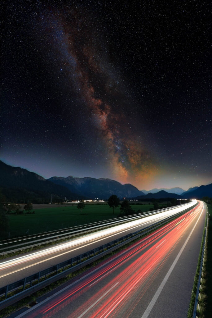 Leuchtspuren der Autobahn und sichtbare Milchstraße